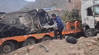 La Libertad: Volquete colisiona contra tráiler y destruye dos viviendas en Poroto (VIDEO)