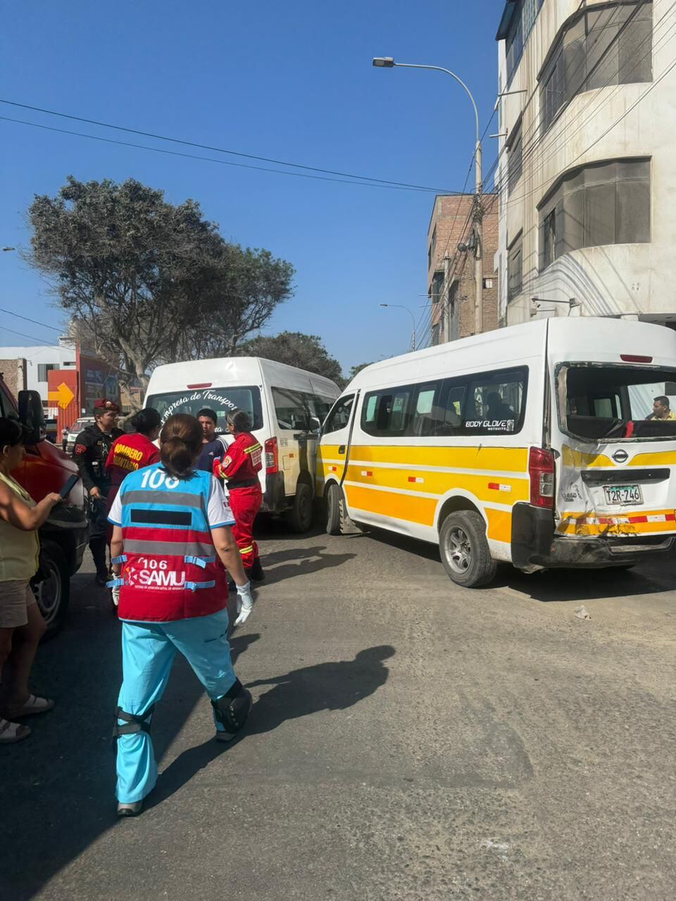 Tres combis y una moto involucradas en el accidente.