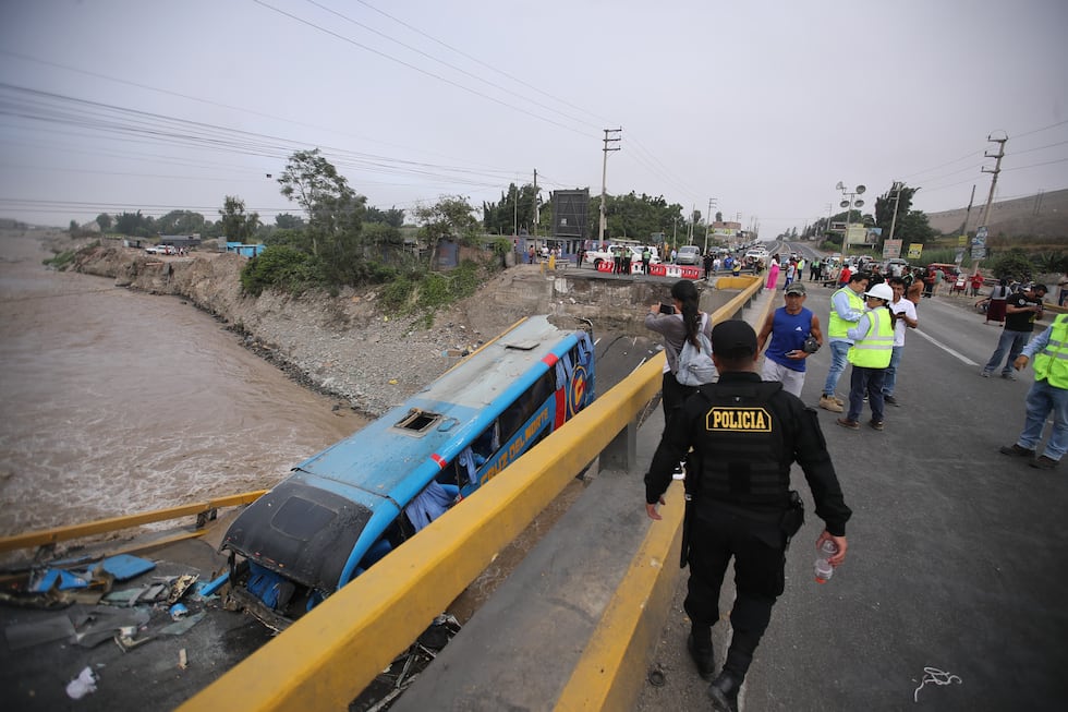 Dos muertos por caída de bus tras colapso del puente Chancay