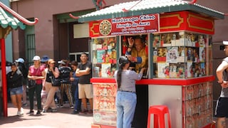 Calle Capón recibe a decenas de personas por cábalas de Año Nuevo (GALERÍA)