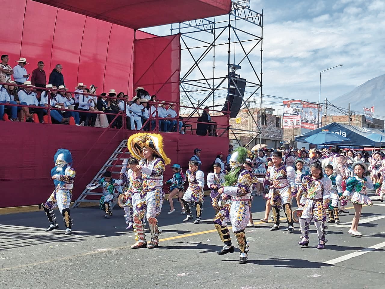 Caporales, sayas, morenadas, tinkus, fueron las danzas más representativas