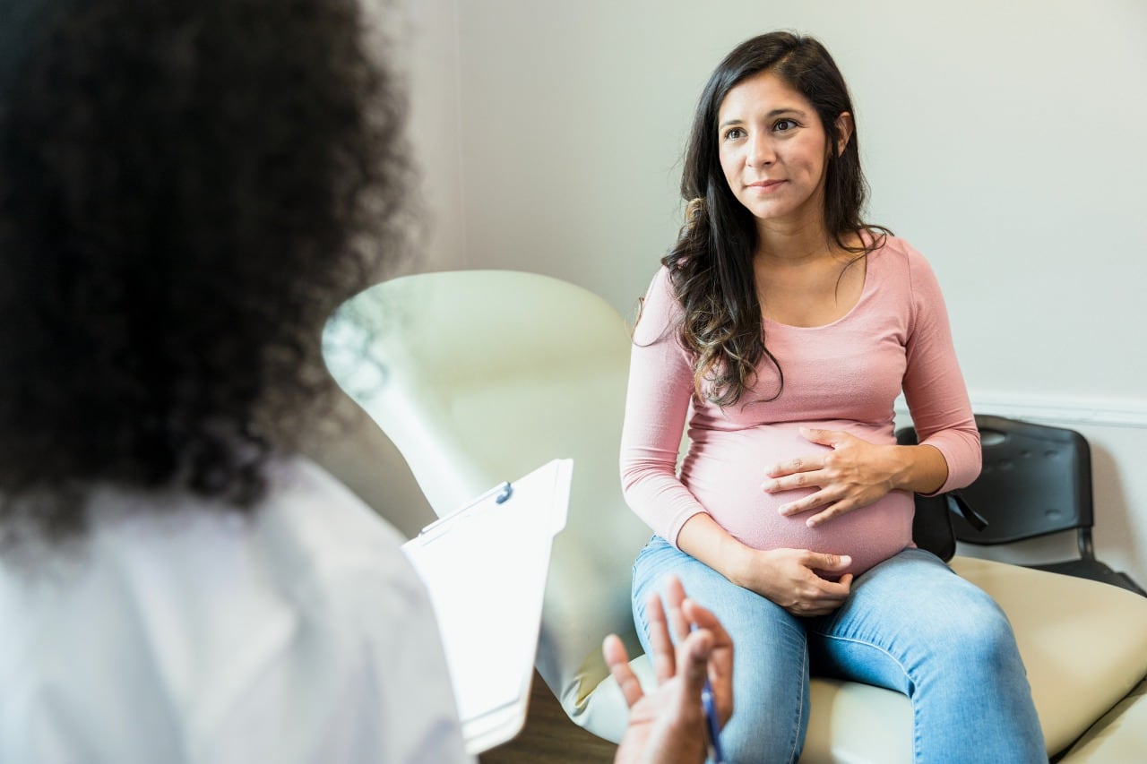 Expertos señalan que el exceso de responsabilidades domésticas y de cuidado impacta en la salud física y emocional de las madres peruanas.