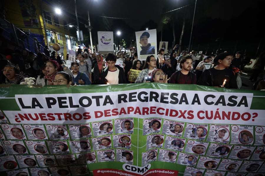 Personas sostienen carteles durante una protesta, previo a la inauguración de la Copa Mundial de Fútbol de la FIFA 2026. Denuncian más de 133.000 personas desaparecidas. EFE/ José Méndez