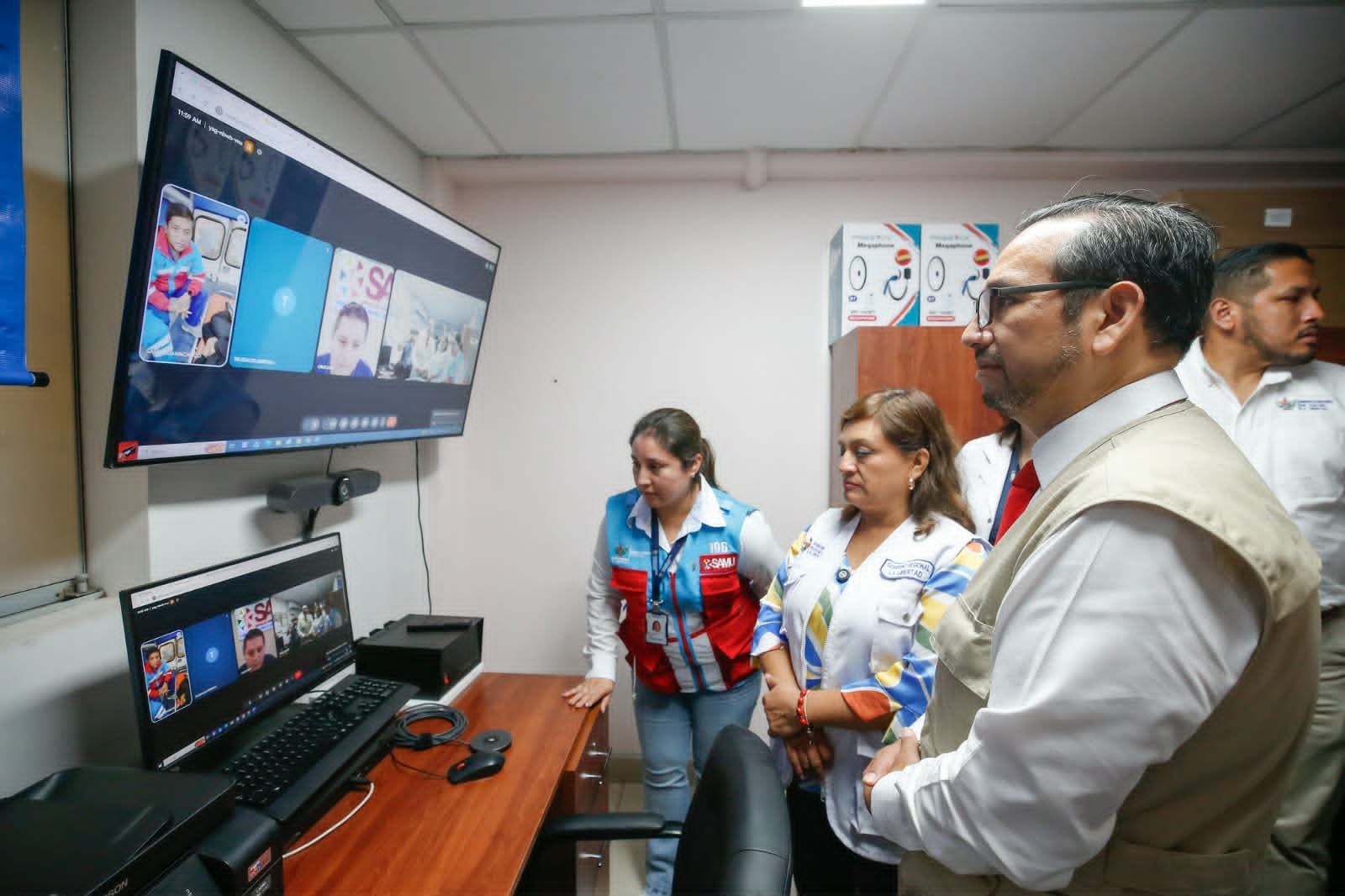 Durante su recorrido, el titular del sector dialogó con pacientes y personal asistencial para recoger sus principales demandas de brindar una atención oportuna y gratuita de calidad.