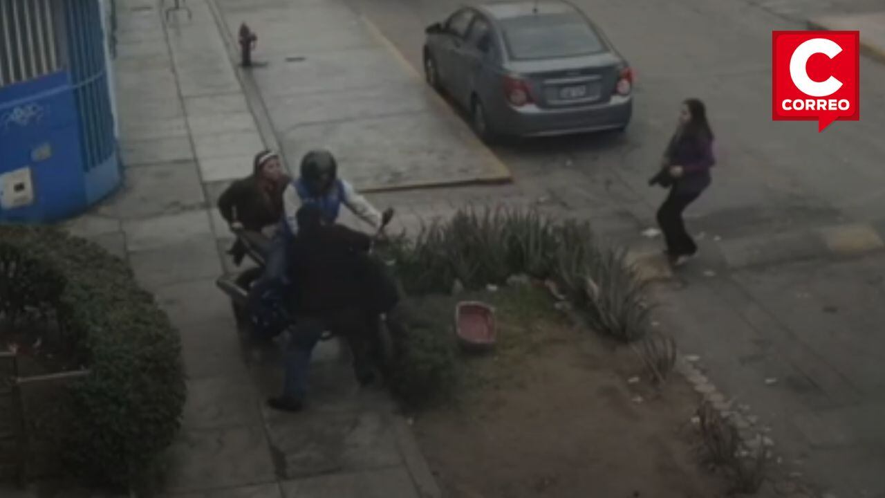 Vecinos de San Martín de Porres queman moto de ladrón tras impedir asalto. Captura: RPP