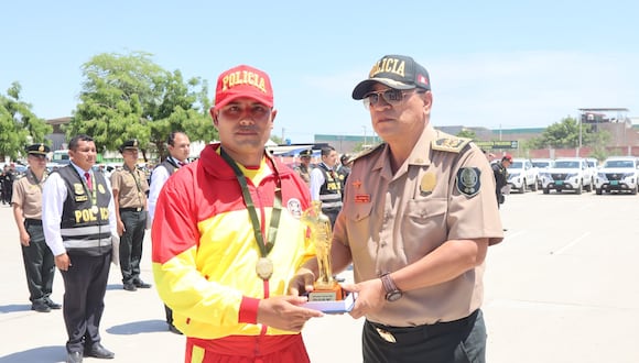 Los efectivos policiales de la Unidad de Salvataje Piura, fueron premiados como la mejor intervención del mes de febrero 2024, al haber rescatado a más de 200 veraneantes de las diferentes playas de Piura