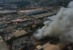 Huachipa: Más de 12 unidades de bomberos confinaron incendio en almacén de chatarra