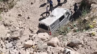 Chofer resulta herido tras caer con su vehículo a un barranco en Arequipa (VIDEO)