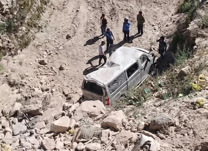 Chofer resulta herido tras caer con su vehículo a un barranco en Arequipa
