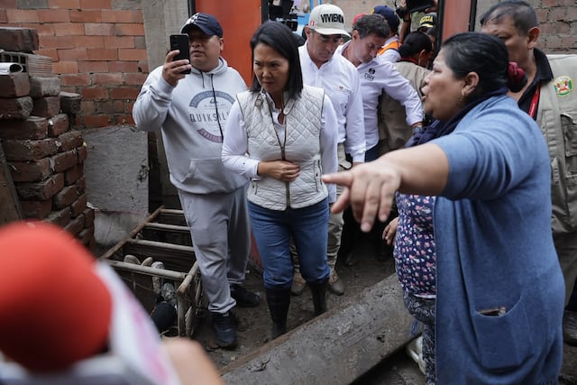 Keiko Fujimori evalúa declarar en emergencia distritos de Lima afectados por lluvias