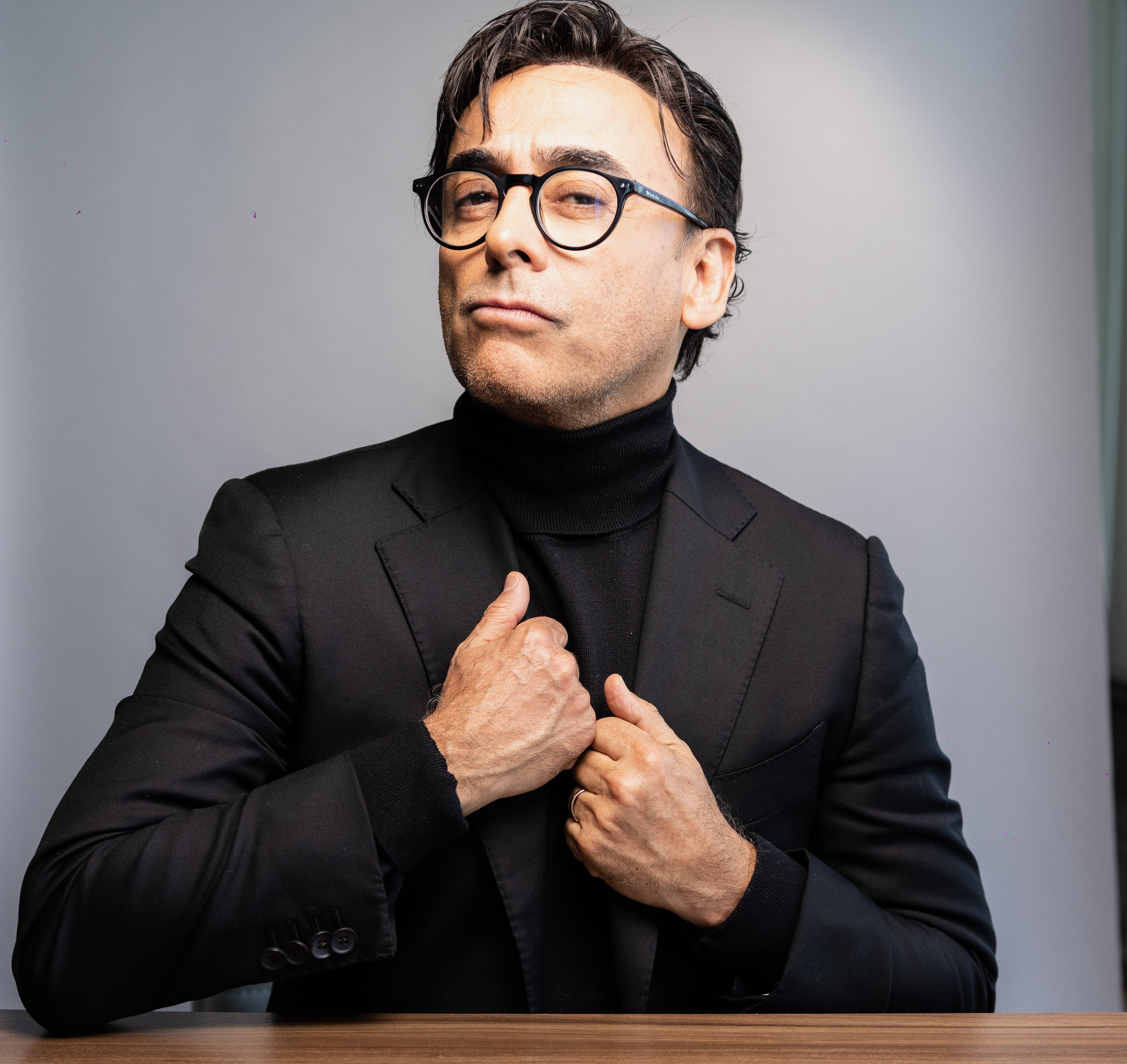 La intención de Adal Ramones es que el público se convierta en cómplice de un recorrido lleno de historias inesperadas, improvisación y momentos únicos sobre el escenario.