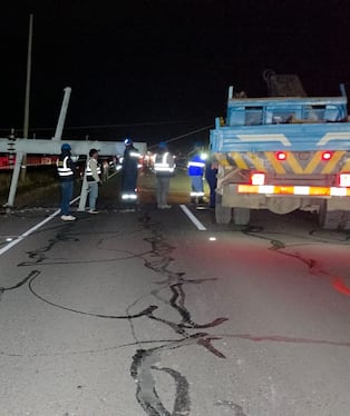 Fuertes vientos derriban postes y afectan vehículos en la vía Juliaca-Puno