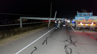 Fuertes vientos derriban postes y afectan vehículos en la vía Juliaca-Puno