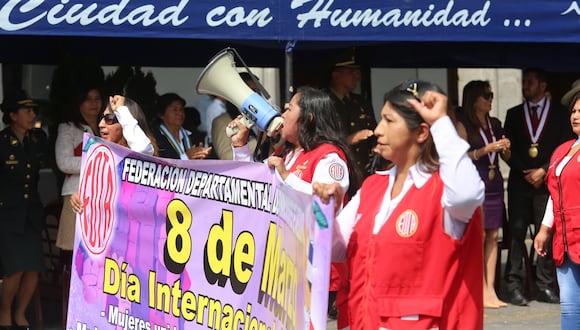 Mujeres de federación departamental marchan. (Foto: Leonardo Cuito)