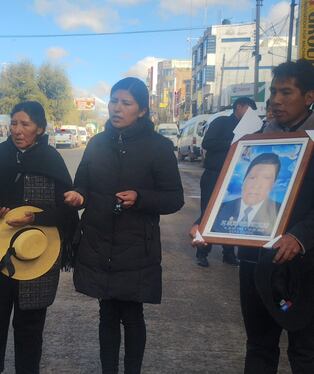 Puno: Familiares y compañeros de trabajo llevan féretro al lugar del accidente y exigen justicia