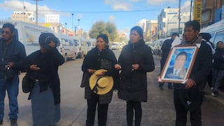 Puno: Familiares y compañeros de trabajo llevan féretro al lugar del accidente y exigen justicia