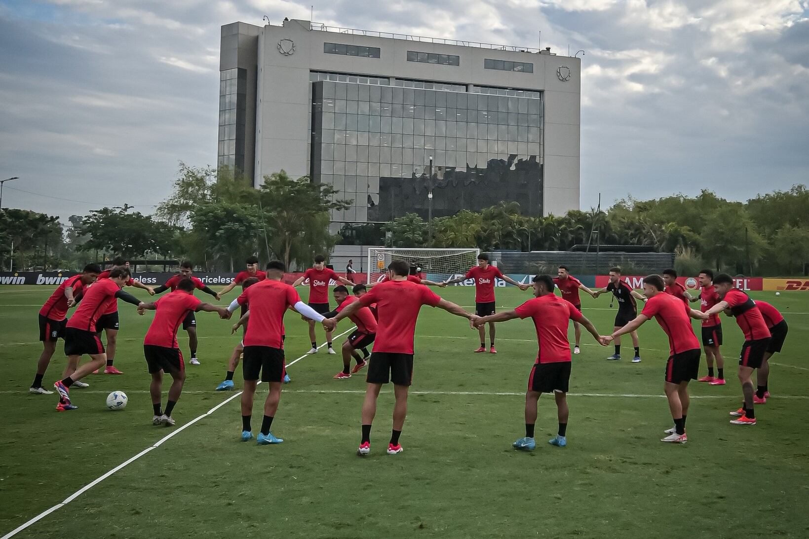 Futbolistas de FBC Melgar entrenaron ayer en Paraguay. Foto: Prensa Melgar.