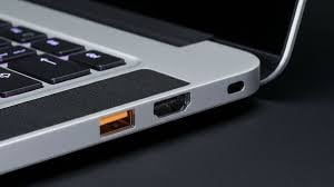 Algunos fabricantes emplean el color naranja para señalar puertos USB con suministro energético permanente o mayor potencia de carga. Especialistas explican su función y ventajas.