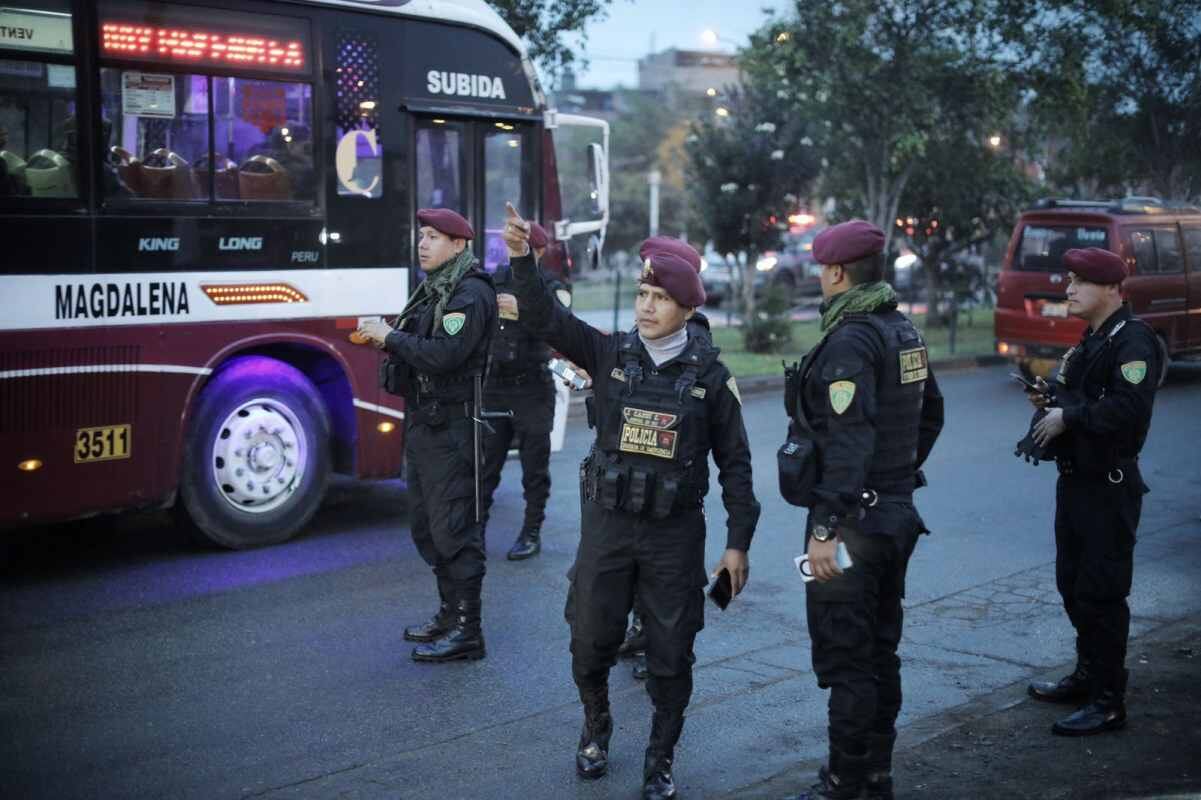 Tras declaratoria de estado de emergencia, la policía montó un operativo en el distrito de San Juan de Lurigancho, para mantener el control tras la inseguridad en las calles del distrito. Fotos: Joel Alonzo/ @photo.gec