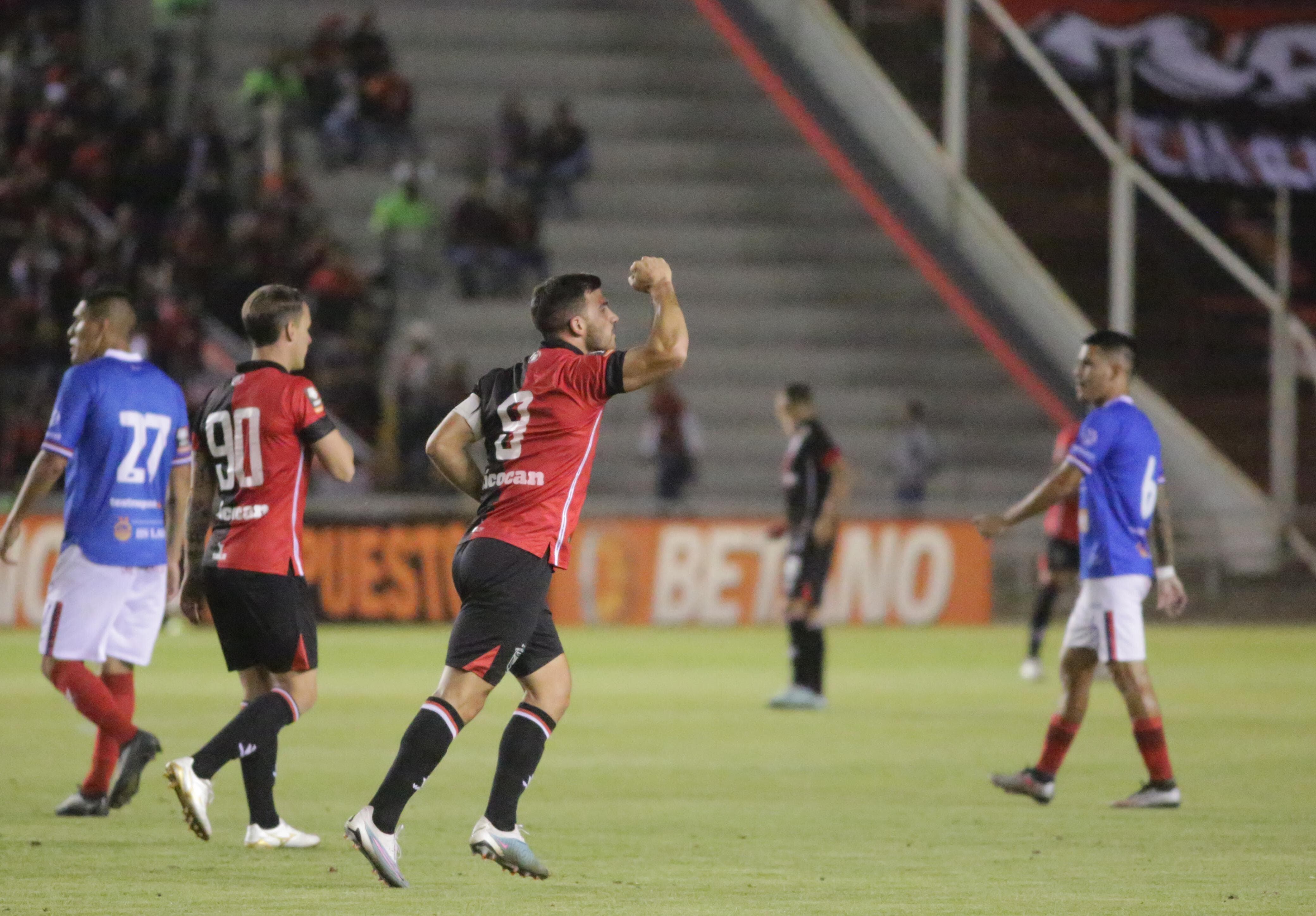 Bernardo Cuesta anotó el primer gol del cuadro Rojinegro. (Foto: Leonardo Cuito)