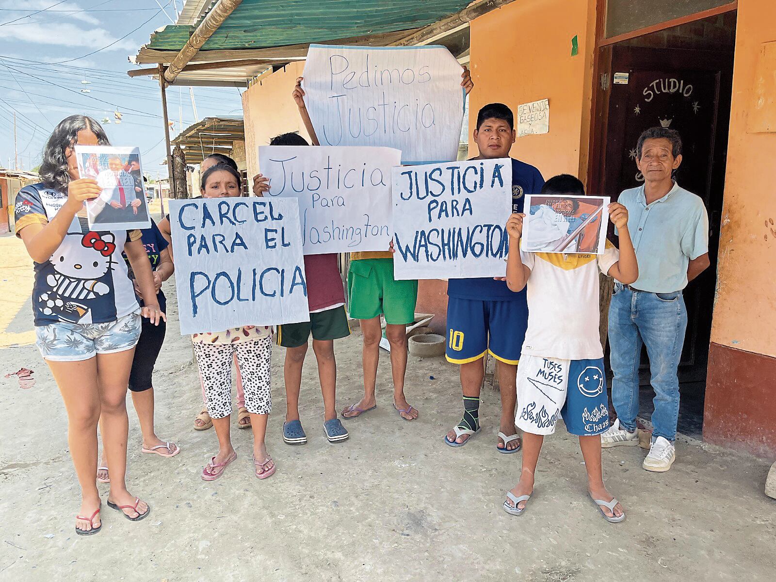 Portando carteles, los vecinos exigieron justicia por la golpiza que le propinaron al joven que permanece grave e internado en un hospital