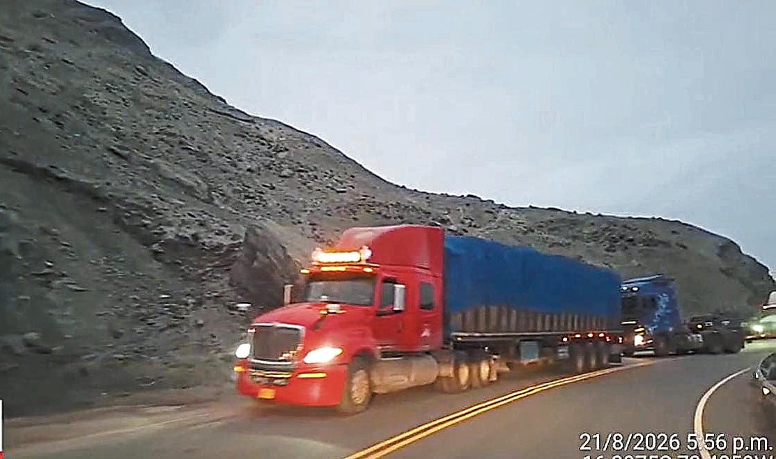 Por el momento se habilitó un solo carril en Quebrada Honda, en la Panamericana Sur, Arequipa. Foto: Porvías Nacional.