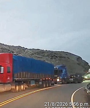 Por el momento se habilitó un solo carril en Quebrada Honda, en la Panamericana Sur, Arequipa. Foto: Porvías Nacional.