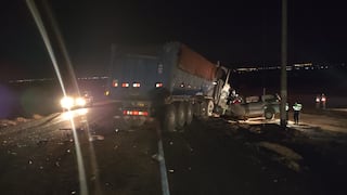 Conductor de combi en Arequipa muere en choque frontal contra un camión pesado
