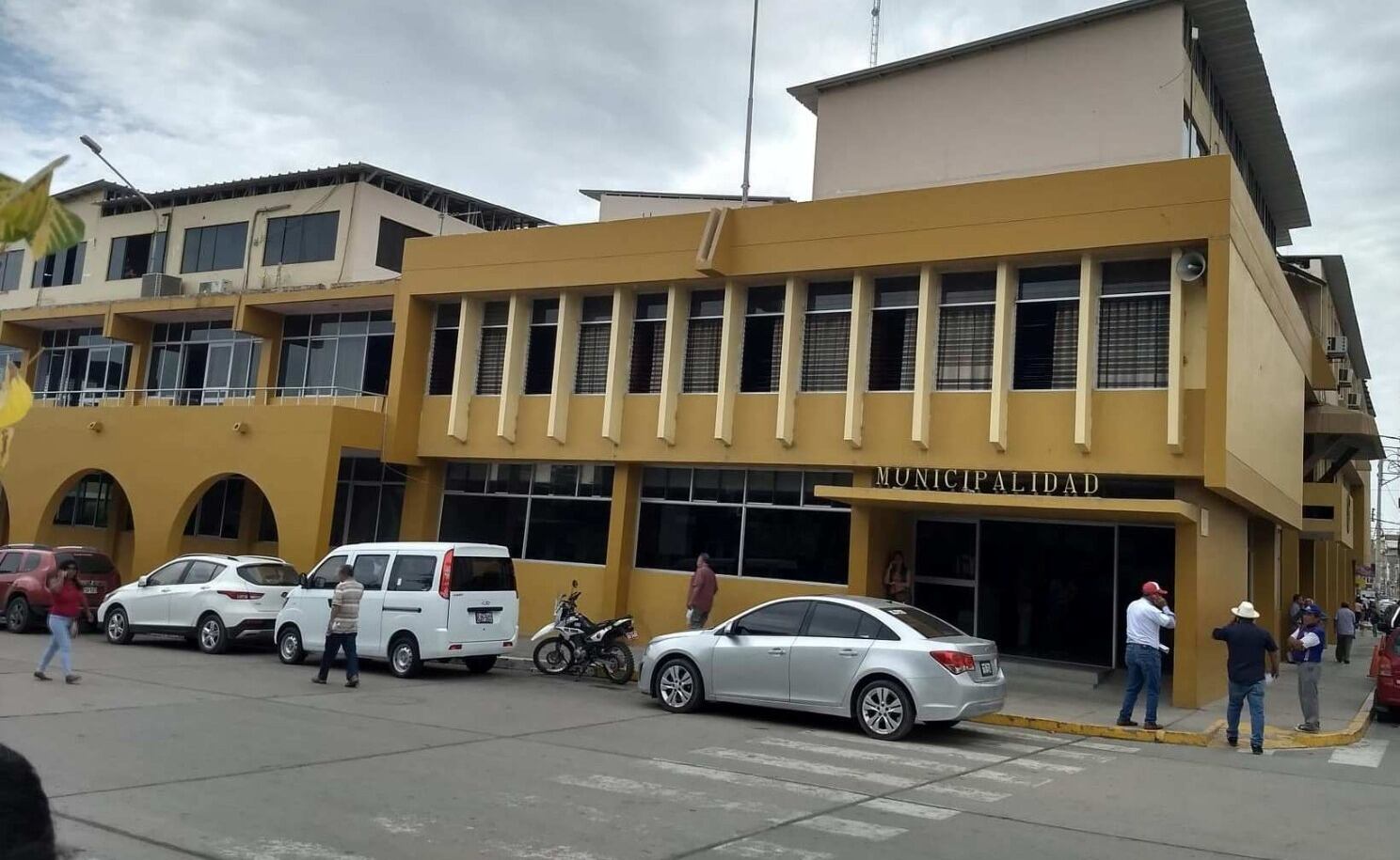 Regidor pidió a ex gerente municipal no retirar de sus puestos a dos trabajadoras y realizar otros cambios