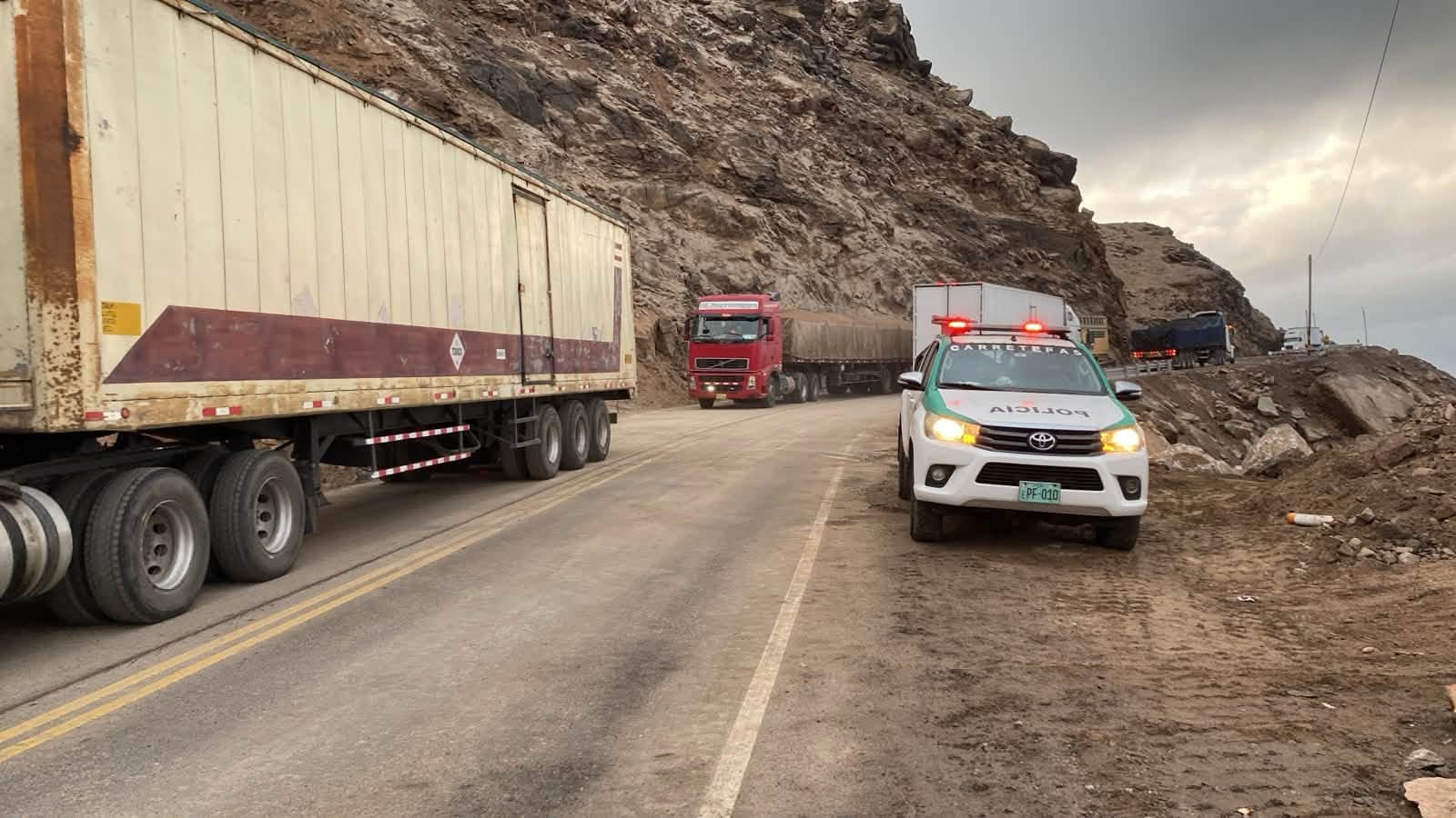 Tránsito restablecido en el sector La Planchada tras derrumbe de rocas en la Panamericana Sur, Arequipa. Foto: Provías Nacional.