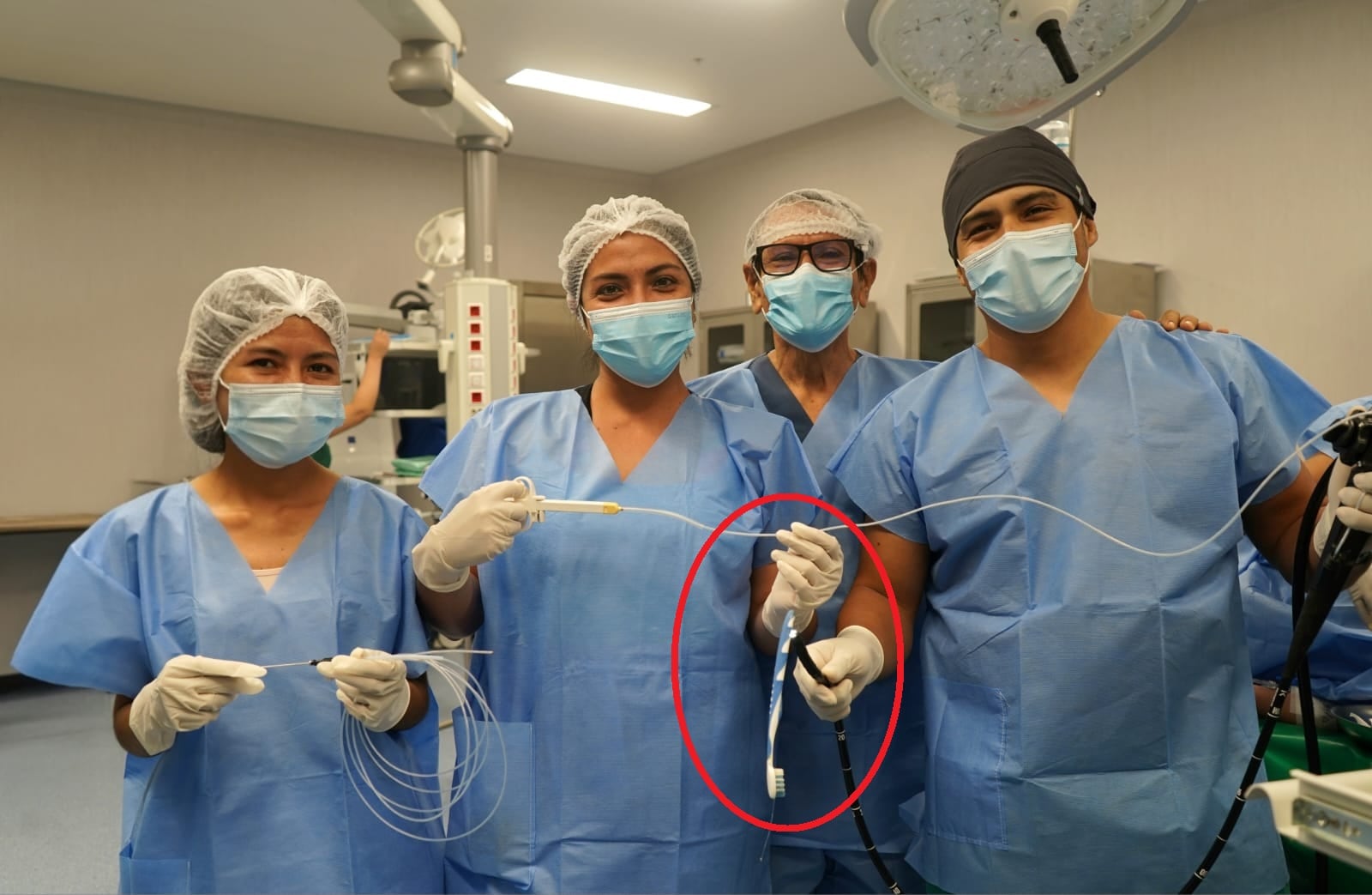 Los galenos actuaron de inmediato para salvarle la vida a la joven.