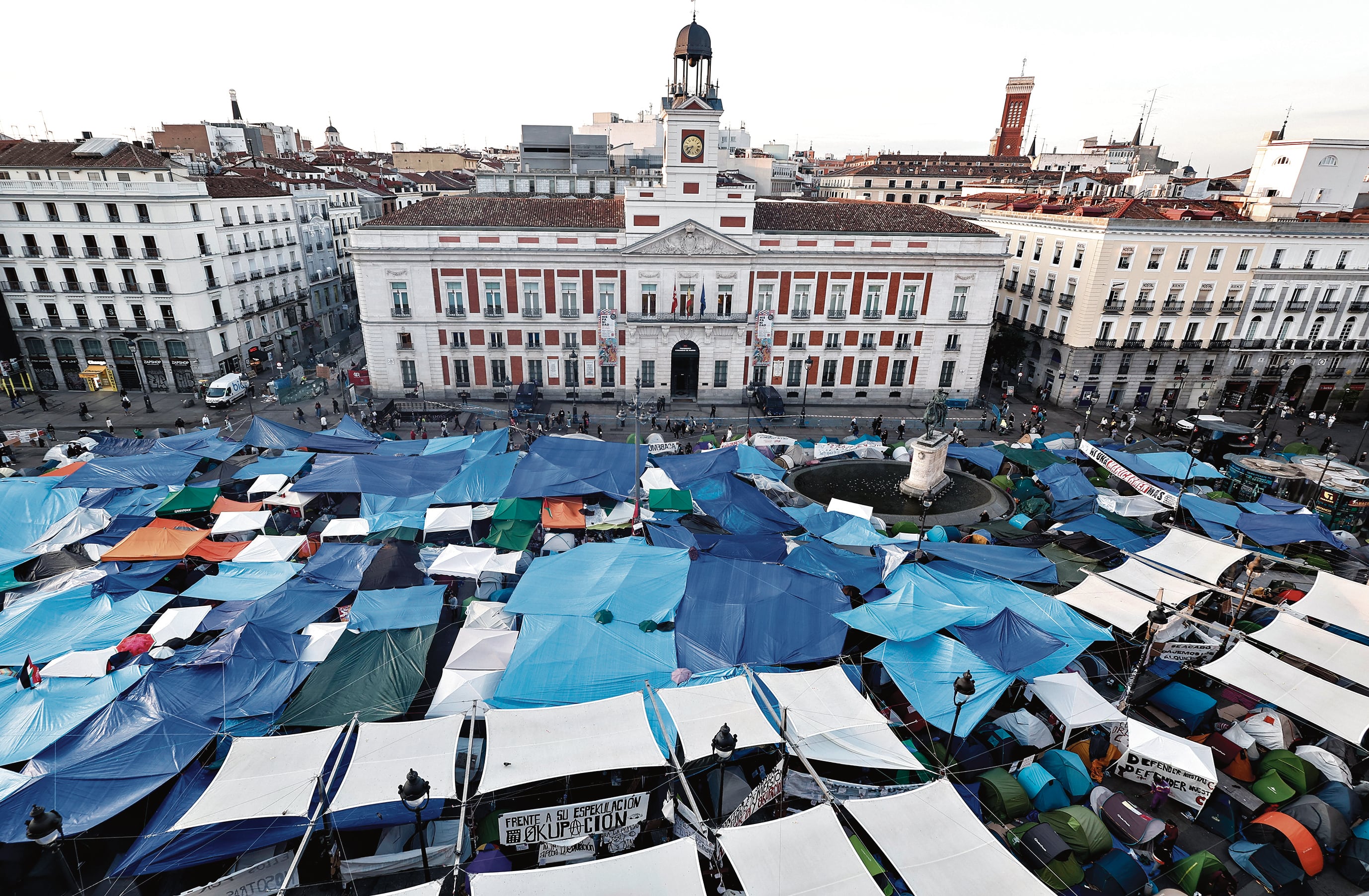 Vista aérea de las tiendas en las que amanecieron el martes 29 los más de mil acampados en la Plaza del Sol, donde permanecen en protesta por la situación de la vivienda. (Foto: EFE/ Sergio Pérez)