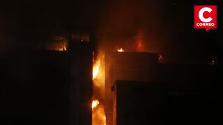 Incendio en el Cercado de Lima se agrava: 36 unidades de bomberos luchan contra las llamas