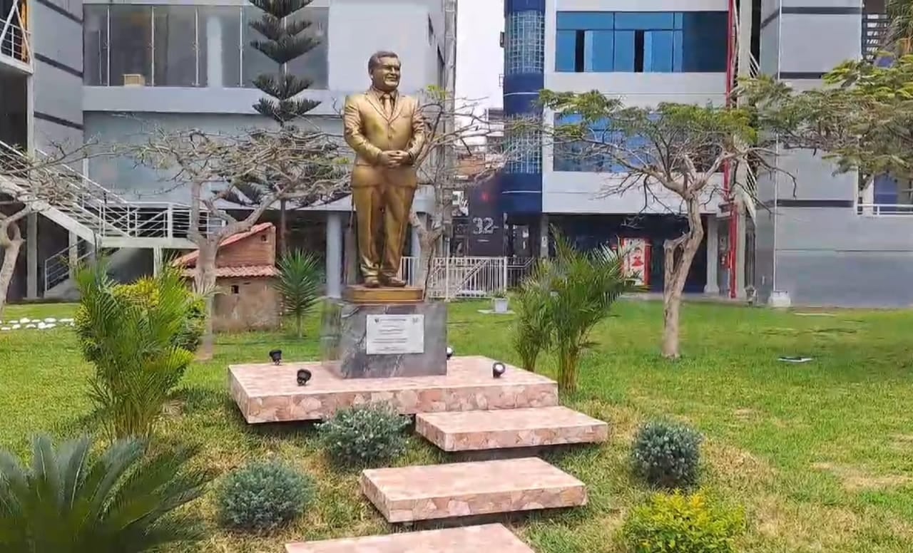 Figura de tamaño real ahora tiene un color dorado menos brillante. En su momento, el líder de APP dijo que solo la retiraron para mejorar sus acabados.