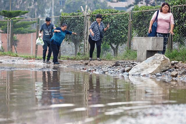 Los pobladores tuvieron muchos inconvenientes para transitar debido a la imparable lluvia.