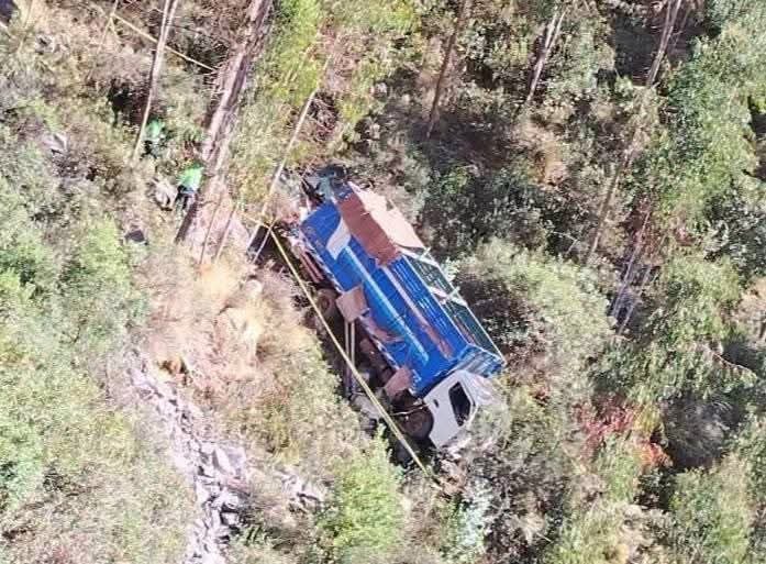 Delincuentes balean a chofer, quien termina volcando su unidad hacia pendiente .