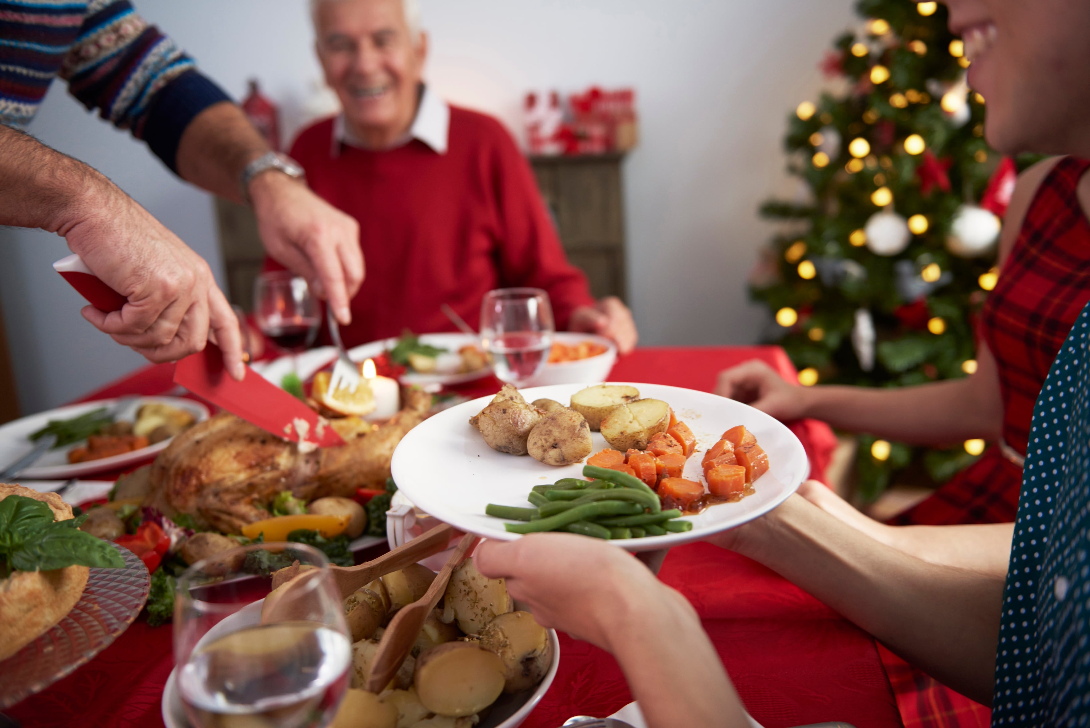 Frutos secos, carnes magras y verduras presentes en la mesa navideña pueden ayudar a proteger la vista si se consumen de forma equilibrada.