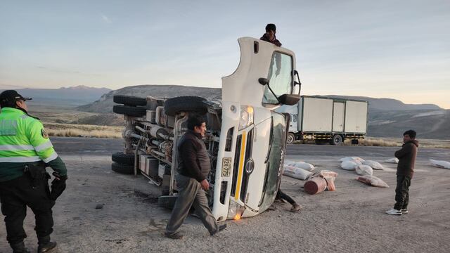 Tres heridos durante la volcadura de un camión en la carretera Arequipa - Puno