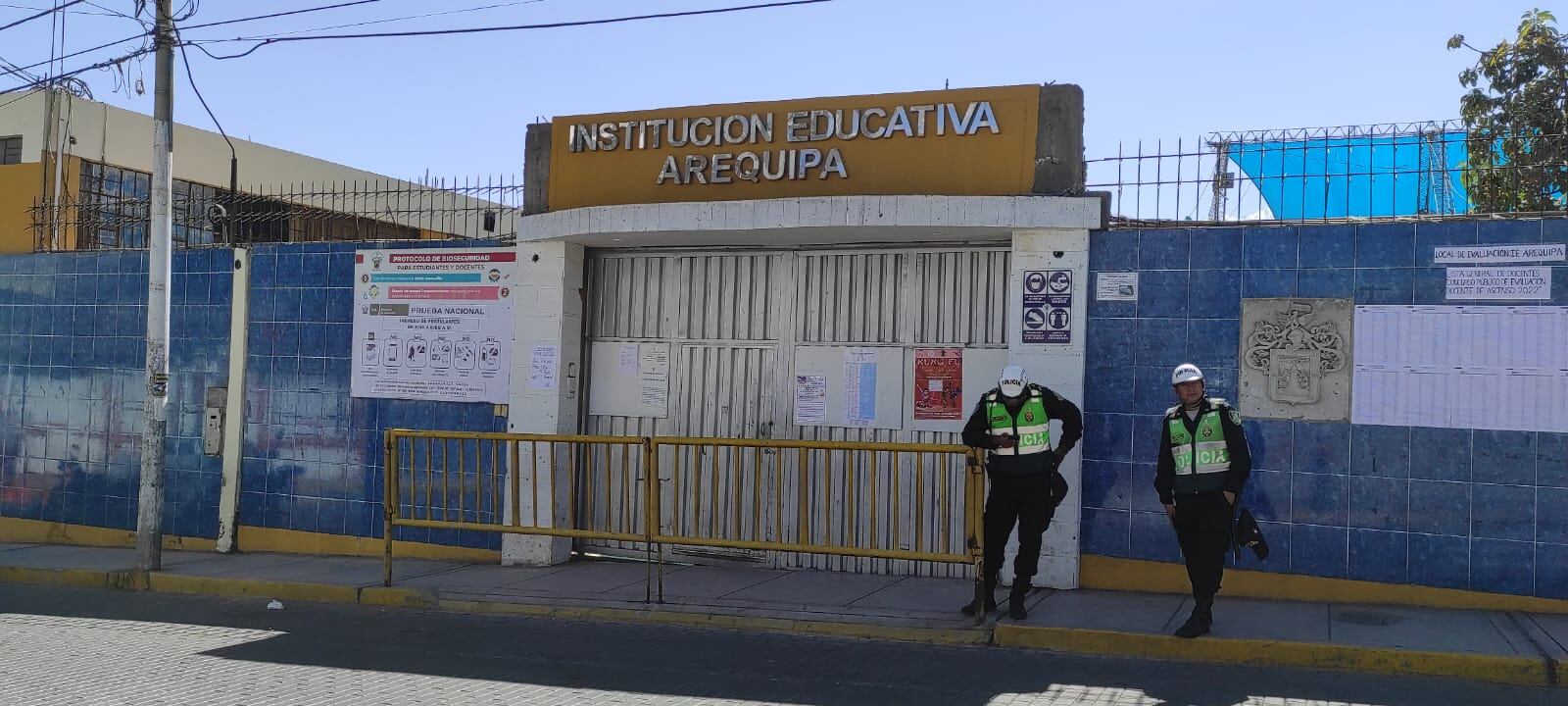 Policías resguardan colegios donde se realizará examen de ascenso (Foto: GEC)