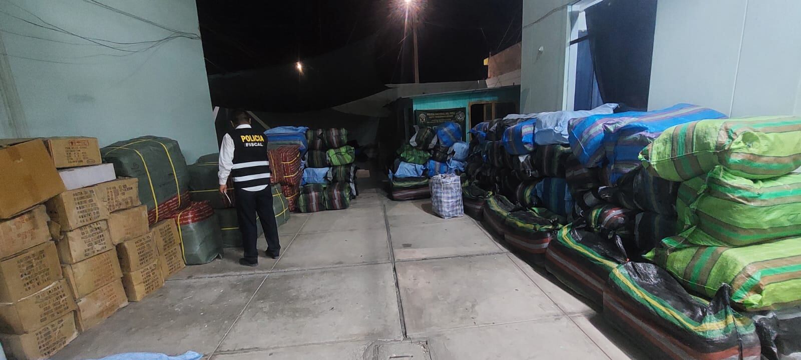 Bultos o fardos con prendas de vestir importadas fueron trasladados a sede policial