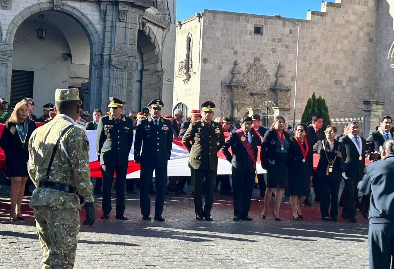 Autoridades políticas y militares presentes en izamiento en pleno en la Plaza de Armas de Arequipa. (Foto: GEC)