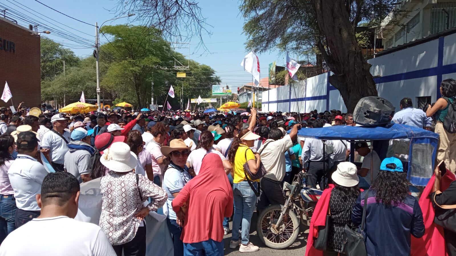 Cientos de maestros de diferentes zonas abandonaron sus aulas para salir acompañar en la protesta que terminó en el gobierno regional