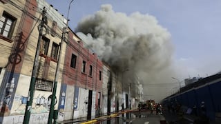 Dos bomberos heridos y otro afectado por golpe de calor debido a incendio en La Victoria