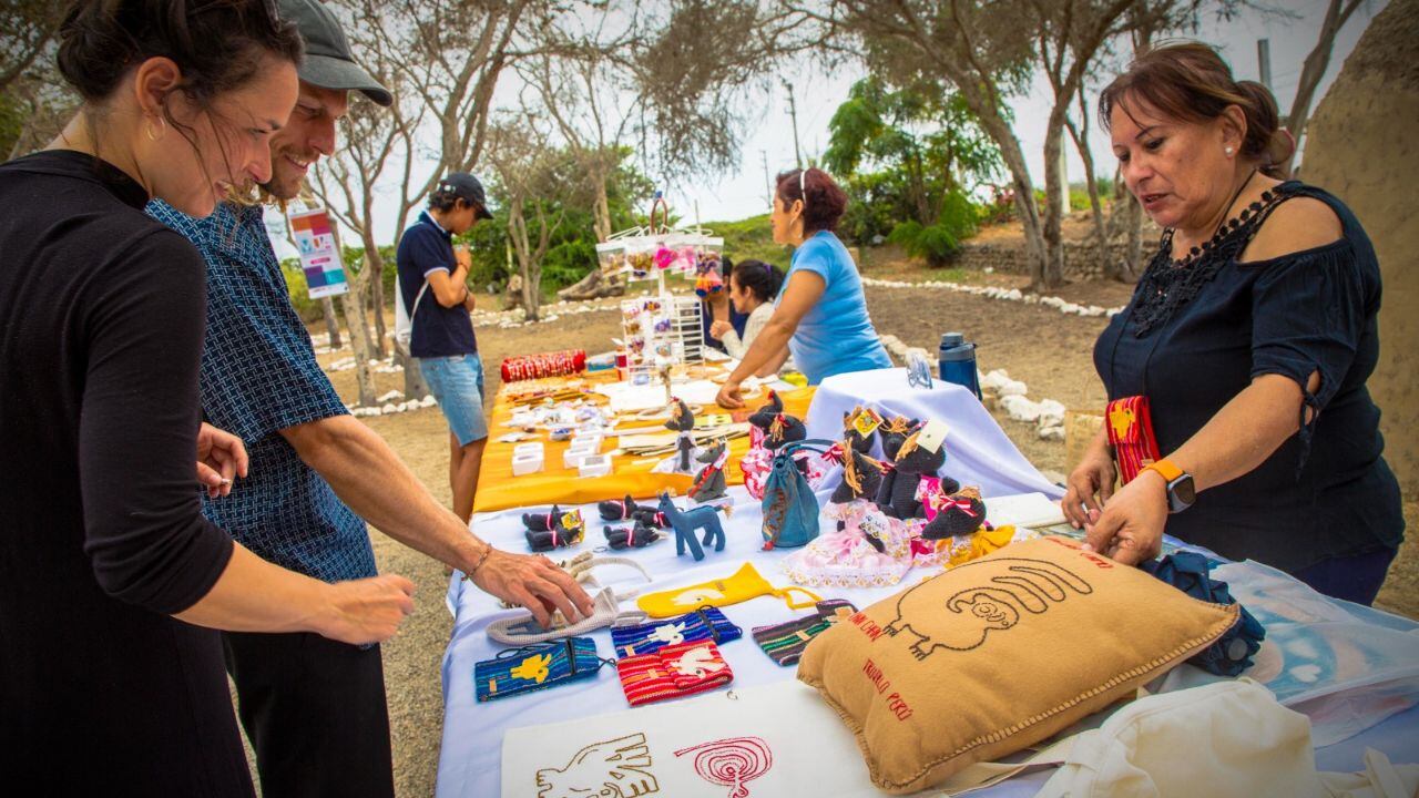 También se realizan acciones cívicas para promover la identidad nacional y talleres de arte para incentivar el desarrollo y la creatividad artística de niños, padres y de todos los visitantes.