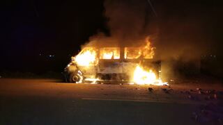 Queman vehículo que protagonizó un accidente y causó dos muertes, en Puno