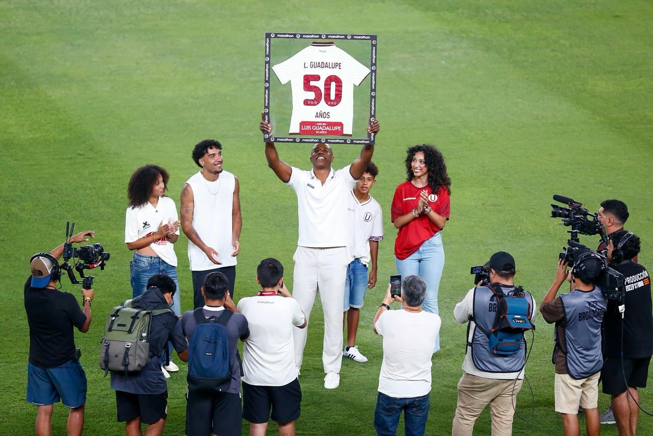El Cuto Guadalupe recibió homenaje en la previa del partido. (Foto: Fernando Sangama / GEC)