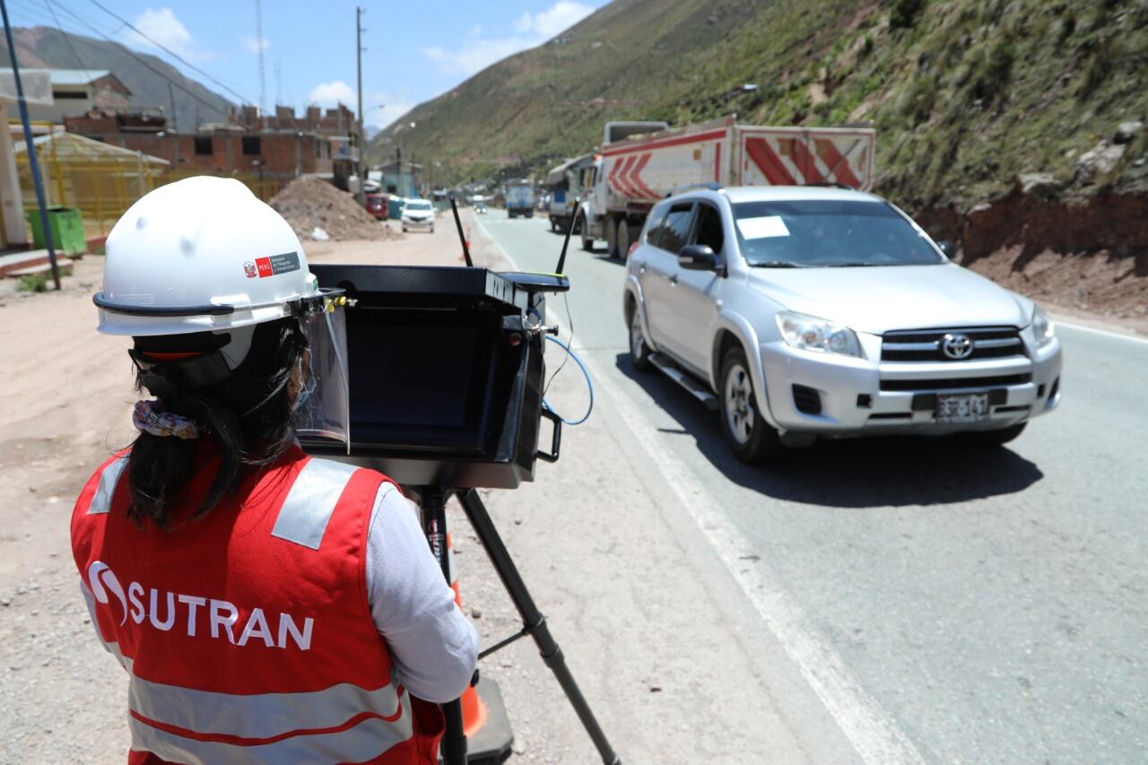 Usan cinemómetros en sectores claves de las carreteras.