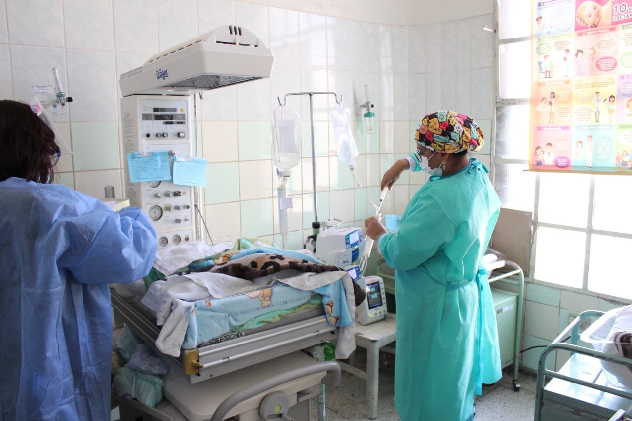 Los siameses vienen siendo monitoreados por diversos especialistas antes de la intervención quirúrgica. Su madre permanece en el hospital para poder alimentarlos con leche materna. (Foto: Hospital Goyeneche)