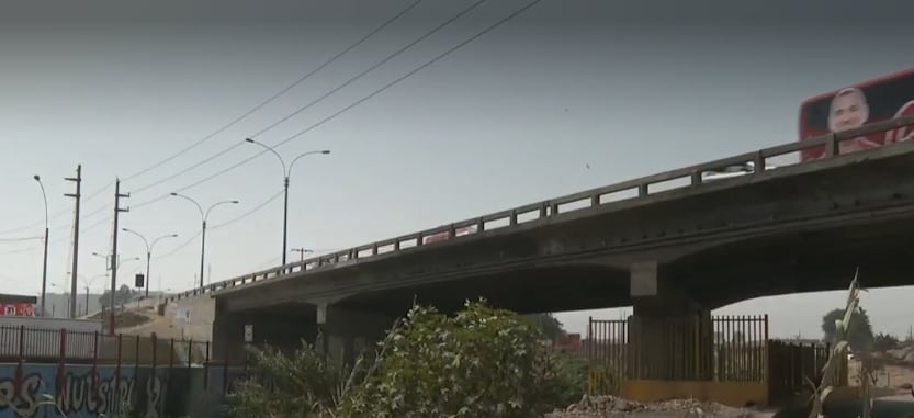 La estructura fue construida en 1952 y presenta fisuras, grietas y elementos metálicos expuestos. El puente Bethania, considerado como alternativa de desvío, también registra deficiencias. (Imagen: América Noticias)