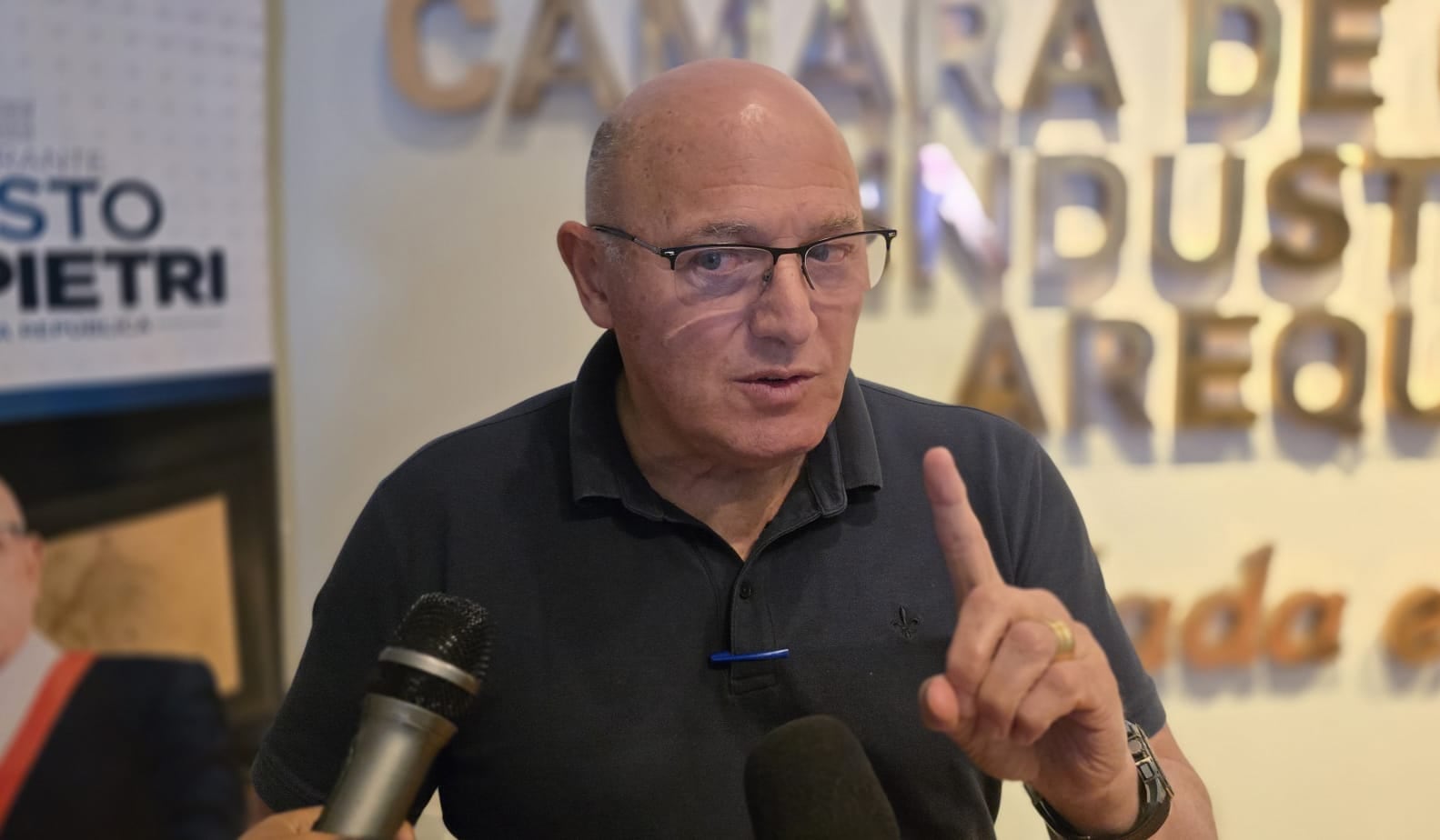Senador Francisco Calisto justifica enfrentamiento con Iber Maraví
